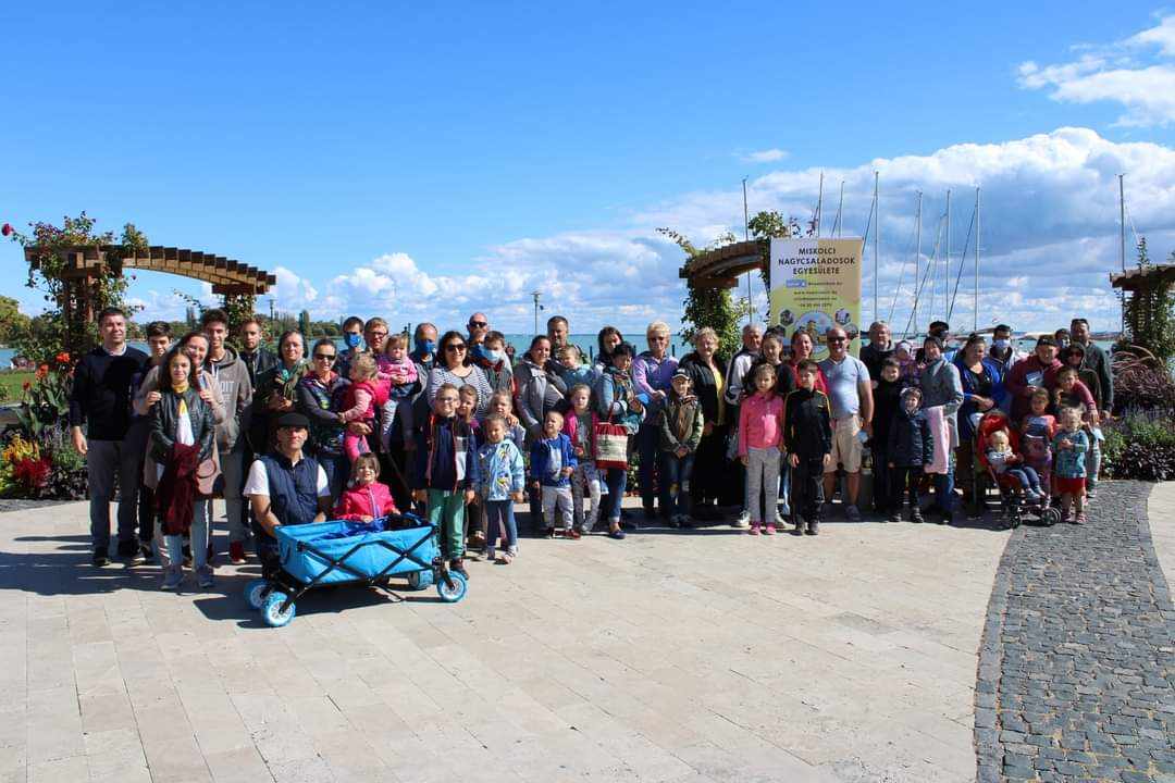 👨‍👩‍👧 **Adj esélyt a családoknak, akiknek a legnagyobb szükségük van rá!** 💙